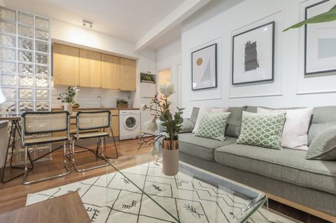 This modern and spacious 2 bedroom apartment located in the central neighborhood of Malasaña, has all the amenities for you to live or vacation. Steps away from La Gran Via, the most famous street of the city and one of the busiest, known for its cin...