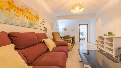 Welcome to our cozy tourist apartment located on Calle Virgen de Consolación 23 in Seville, in the Triana neighborhood, one of the most authentic and lively in the city. The apartment has three bedrooms, perfect for hosting groups of friends or famil...