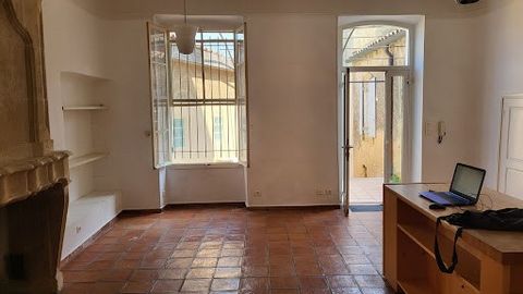 Luberon. Provence. 30 minutes from Aix en Provence and its TGV station. The real estate agency Lord and Sons offers for sale this lovely village house with courtyard on the ground floor and terrace upstairs which enjoys a dominant view of the Durance...