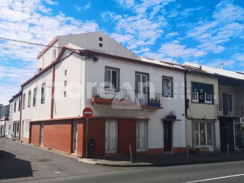 Fantastic opportunity! This 4 bedroom villa with a 0 bedroom flat and a shop on the ground floor is for sale in the parish of São Pedro, in Ponta Delgada. And best of all? The property is in good condition and partially renovated, in the kitchen, sun...