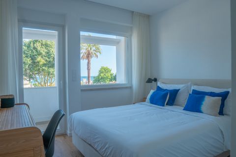 Welcome to your seaside retreat in the charming coastal town of Carcavelos. This modern house is located in front of the beach, providing a unique experience for sea and sun lovers. The apartment has large living areas, 3 charming suites and a spacio...
