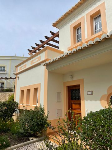 Fantastic villa with 2 bedrooms and two bathrooms, inserted in a luxury condominium with swimming pool in the area of ​​Budens - Vila do Bispo. The house is divided into 3 floors. On the lower floor (ground floor) it has two bedrooms, one of which is...