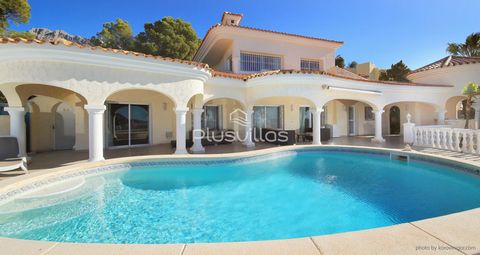 This beautiful villa is located in a green and very quiet area. It has panoramic views to the golf course, sea and Altea. It has 4 bedrooms, 3 bathrooms and a very nice natural light that illuminates every corner of the house. It is sold with the lan...