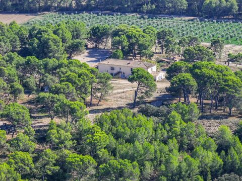 To renovate, superb equestrian estate, with 480 m2 Bastide, stables and outbuildings 20 km from Aix-en-Provence and close to a beautiful Provencal village.Equestrian estate of approximately 6,5 hectares including an early 20th century bastide made up...