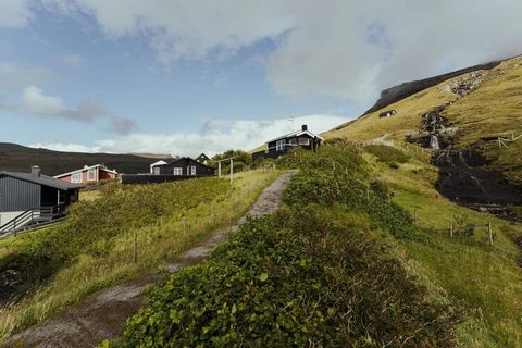 Dieses Haus liegt etwa 20 Minuten Anfahrt von der Hauptstadt Torshavn entfernt, in einem ruhigen Ferienhausgebiet und schön abseits der öffentlichen Straße. Perfekte Lage um zu entspannen und im Gebirge zu wandern. Das Haus verfügt über einen schönen...