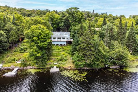 WATERFRONT, NAVIGABLE LAKE BELOW 700K! RARE OPPORTUNITY ON THE MARKET! Superb open-plan chalet for sale, offering a retreat in a magnificent setting. With 3 bedrooms for 6 adults and 3 children, wood-burning fireplace and spacious kitchen, it's the i...