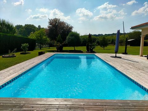 EXCLUSIVELY ! Very nice amenities for this contemporary villa built in 2006 with quality materials, located 20 minutes from Bordeaux and its TVG station, and 5 minutes from the ring road and motorways. In a privileged environment in peace, on a raise...
