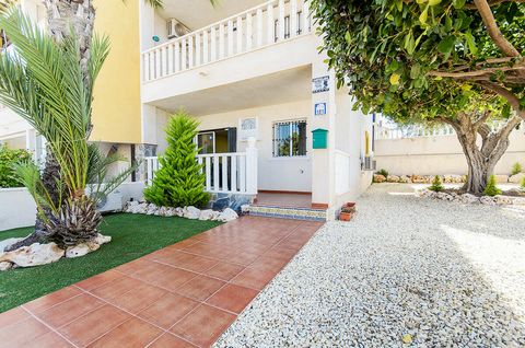 Продается квартира с большим угловым садом в популярном районе Villamartin в Ориуэла Коста в жилом комплексе Pinada Golf 2.Квартира на нижнем этаже в хорошем состоянии площадью 72 кв.м. состоит из двух спален, одной ванной комнаты, оборудованной кухн...