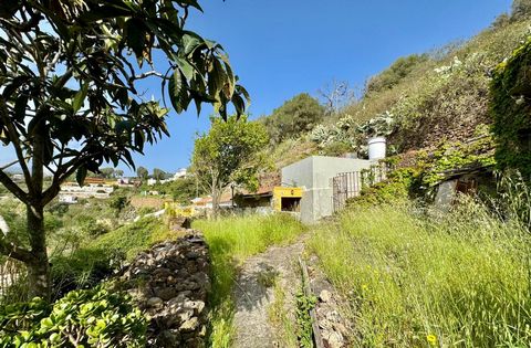 In Guanchía, Teror, where they say El Parralillo, we find this fabulous house with land and various buildings. The car does NOT arrive at the house, however, it has a perfectly accessible path for private use to the property. The land has a total are...