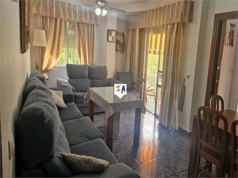 Nice apartment in the center of Torre del Mar, 5 minutes walk from the beach. With 4 bedrooms and two bathrooms, a nice living room and separate kitchen, this apartment is ideal to live in and has a huge rental potential for its price. The ideal inve...