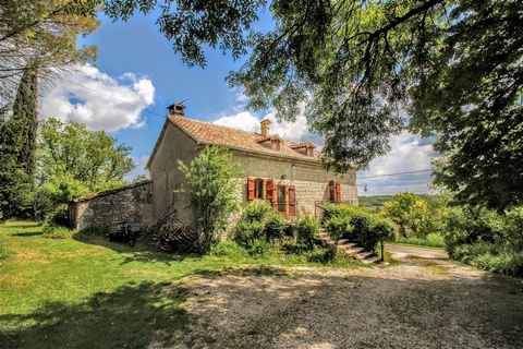 Selection habitat is pleased to present to you exclusively this superb real estate complex in white Quercy stone with its barn and its cottage. Located in a peaceful and authentic setting, welcome to this charming property combining character and mod...