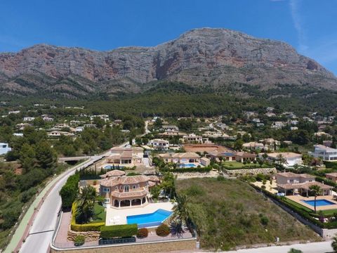 This spectacular Villa is on the sunny side of Montgo Natural Park with open views and a nice piece of land. The exterior offers plenty of space for your activities. It has a big infinity pool, a beautiful and easy-to-maintain garden, a children play...