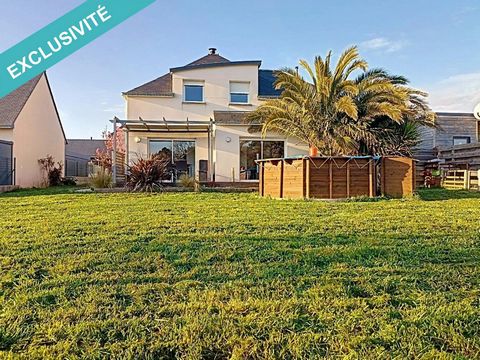 In the commune of Nostang, ideally located between land and sea, this 140 m² family home offers a strategic location for working people who want easy access to the main roads. You can easily reach Lorient in less than 30 minutes and Vannes in 45 minu...