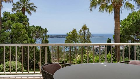 In a prestigious residence enjoying a lush and quiet environment, this 207 m2 duplex apartment has been luxuriously renovated and offers magnificent views of the sea, the island of Sainte Marguerite and the Esterel massif. Generously proportioned, th...