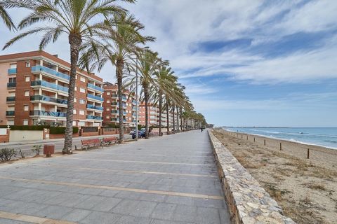 Discover the sublime charm of this corner ground floor for sale in the exclusive Mallorca building, located on the paradisiacal Mas Mel beach, Calafell. This unique property is distinguished by its privileged beachfront location, providing direct acc...