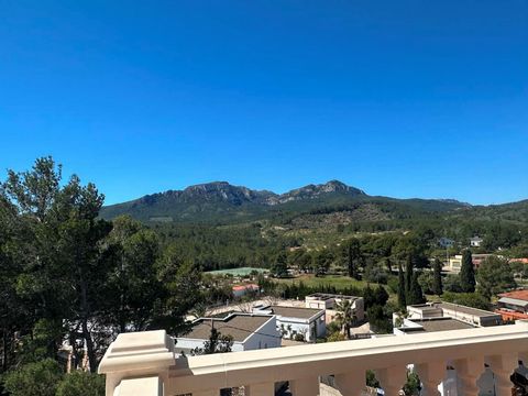 This 217 m2 built house is located in the urbanization of Planes del Rei with beautiful mountain views! It is composed of two floors: First floor: - Beautiful terrace -veranda - Living room - dining room with fireplace - Fully equipped independent ki...