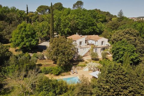 If you are searching for a nice family (or holiday) home this house will offer you all the comfort and room. Lorgues is a charming Provencal town with an ancient church, shops, restaurants, cafes and more, it even has a Michelin starred Truffle resta...