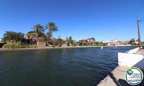 This is your waterfront retreat in a charming coastal property! Located in a peaceful residential area just 700 meters from the beach, this house offers the perfect blend of comfort and waterfront lifestyle. Upon arrival, you´ll be greeted by a priva...