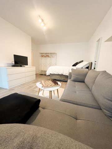 Hallo zusammen :-) Ich biete hier meine liebevoll renovierte 1-Zimmer-Wohnung mitten im Herzen von St. Pauli an. Sie wurde erst vor Kurzem vollständig modernisiert und mit einer brandneuen Küche ausgestattet. Alles ist da, was du für einen unkomplizi...