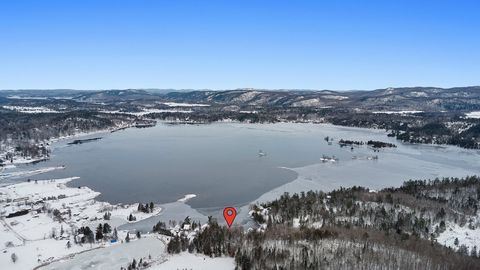 29 Chemin L'Heureux, Lac-Sainte-Marie situé sur le bord de l'eau ce rare terrain offre un cadre de vie exceptionnel. Grâce au bénéfice d'un droit acquis, vous avez la possibilité de reconstruire selon vos envies, tout en profitant de la proximité du ...