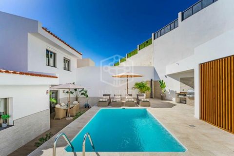 Beeindruckende Villa mit 4 Schlafzimmern und spektakulärem Meerblick in Tabaiba Alta, Teneriffa. In der prestigeträchtigen und ruhigen Wohngegend von Tabaiba Alta gelegen, bietet diese komplett renovierte Villa mit 4 Schlafzimmern, 2 Badezimmern und ...