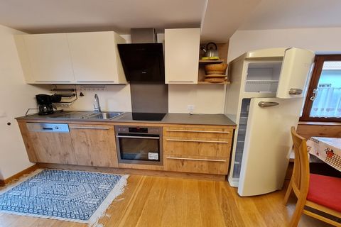 Este espacioso apartamento de 60 m² en Bad Kleinkirchheim puede alojar cómodamente hasta 5 personas, con 2 dormitorios y muebles nuevos y de buen gusto. Situado en un campo de golf y al pie de la pista de esquí, ofrece vistas a la montaña y un tranqu...