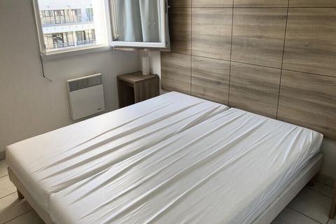 Dit charmante duplex-appartement van 50 m² is ideaal voor gezinnen of kleine groepen en biedt comfortabele accommodatie voor maximaal vier gasten. Het eerste niveau beschikt over een ruime woonkamer met open keuken, een apart toilet en twee erkers di...