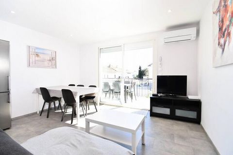 Dieses wunderschön renovierte, 59 m² große Apartment ist auf Komfort und Stil ausgelegt und verfügt über eine geräumige, offene Küche, die komplett mit modernen Geräten ausgestattet ist. Es bietet zwei gemütliche Schlafzimmer mit Doppelbetten, ein Ba...