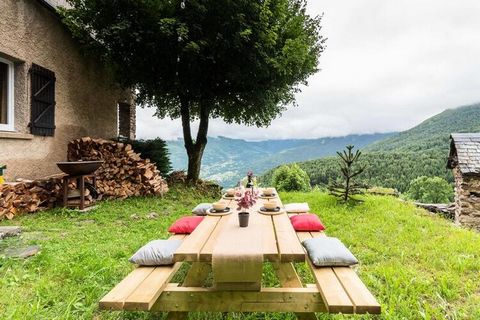 Dit charmante chalet, perfect voor 9 personen, ligt in het schilderachtige dorpje Soulan en biedt een rustig toevluchtsoord met een adembenemend uitzicht op de vallei en de bergen. Het is onlangs gerenoveerd en beschikt over een ruime woonkamer met e...