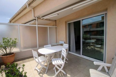 Dit ruime appartement van 60 vierkante meter in Saint-Raphaël is perfect voor een ontspannen verblijf en biedt comfortabel plaats aan maximaal 2 personen. Het appartement beschikt over een gezellige slaapkamer met een tweepersoonsbed en voldoende opb...