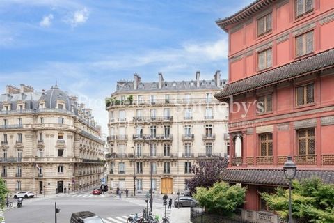 Dans la rue la plus charmante du parc Monceau, rue Rembrandt, en face de la célèbre Pagode et à deux pas du Musée Jacquemart André, ce très bel appartement, à l'étage noble d'un magnifique immeuble haussmannien qui était un ancien hôtel particulier a...