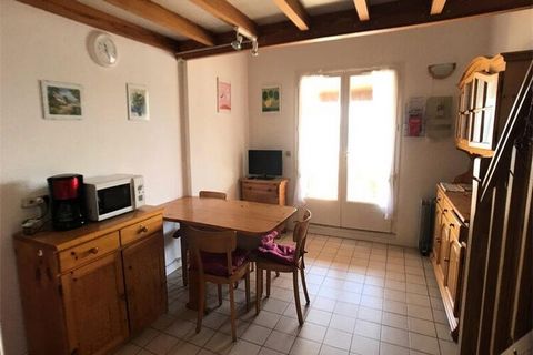 This 3-room pavilion is designed to comfortably accommodate 6 people, with 4 single beds and 1 double bed. Located on the ground floor of the Résidence Nautiques du Golf, it offers a spacious living area with an open kitchen. The property is pet-free...