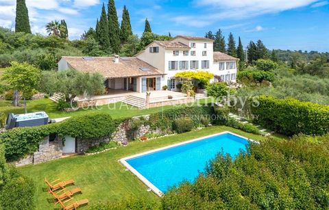 In Grasse, in de zeer gewilde wijk Saint-Antoine, wacht een prachtige Bastide op u om tijdens uw verblijf te genieten van de Franse Rivièra. Deze woning met een oppervlakte van 400m2 op drie niveaus bestaat uit een prachtige entree, een drievoudige o...