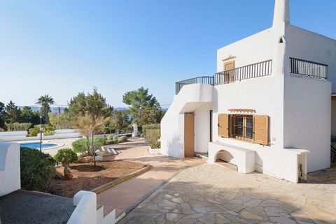 Descubre tu refugio perfecto en el Mediterráneo en Cala Salada, Sant Antonio, Ibiza. Esta elegante casa de campo de 3 dormitorios y 2 baños combina encanto, confort y un toque de lujo. Con una codiciada licencia turística, no solo es un hogar, sino t...