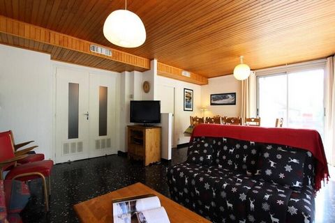 Het appartement beschikt over een groot balkon op het zuiden met prachtig uitzicht op de piste, een slaapkamer met een tweepersoonsbed en een reiswieg Een tweede slaapkamer met 2 eenpersoonsbedden + 2 stapelbedden. Een dubbele woonkamer met een slaap...