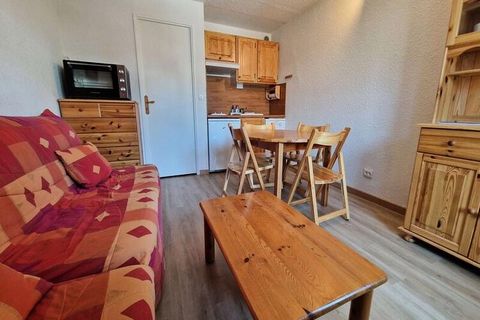 Dit charmante appartement is ideaal gelegen in het hart van de residentie Gentianes, op slechts 50 meter van de pistes in het Forêt Blanche Vars Risoul-gebied. Het is geschikt voor maximaal 4 personen en beschikt over een gezellige woon-/eetkamer met...