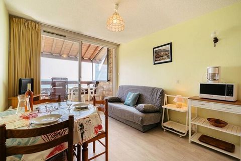 Tegenover de Grande Plage de Carnac, dichtbij winkels, studio (ca. 23m²) voor 2 personen met loggia op het zuiden en ZEEZICHT, gelegen in de residentie LE BRITANNIA (4e verdieping - lift - deur 403): - Woonkamer met eethoek (tafel en stoelen) en zith...