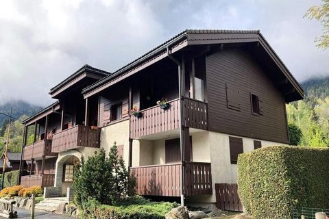 Het gebouw ligt op 100 m van de Prarion-kabelbaan, zeer dicht bij het Chavants-merengebied, rotsklimmen, tennis Ideaal voor een vakantie met familie of vrienden, bieden wij u in Les Houches dit 2-kamer cabine-appartement van 41 m² aan dat plaats bied...