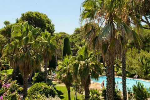 Ispiraz profondément... Il profumo delle piante mediterranee avvolge i tuoi poumons. Au loin, la mer brille sous le soleil. Piccolo à piccolo, vous vous sentez ressourcés. Situato a Hyères sur la presqu'île de Giens, a 2 km dal villaggio, la Résidenc...