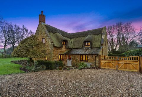 Ervaar de rust van het plattelandsleven in dit charmante vrijstaande, niet-monumentale huisje in het gewilde dorp Upper Harlestone in Northamptonshire. Met ca. 2000 m² met 4 slaapkamers, 2 badkamers en 3 ontvangstruimtes, biedt dit huis voldoende rui...