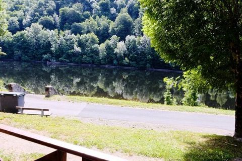 Mały, komfortowy domek nad brzegiem rzeki. Wioska Spontour położona 9 km od Soursac, położona nad brzegiem Dordogne, nad zbiornikiem tamy Chastang. 1 domek dla 4 osób. 2 sypialnie (2 łóżka pojedyncze, 1 łóżko pojedyncze), pokój dzienny z aneksem kuch...