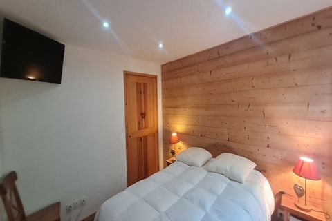 Het chalet in Les Deux Alpes heeft 4 slaapkamer(s) en kan gereserveerd worden tot 10 personen. Accommodatie De accommodatie heeft een oppervlakte van 100 m², met uitzicht de bergen en de skipiste. De woning bevindt zich op 75 m van het skigebied, 350...