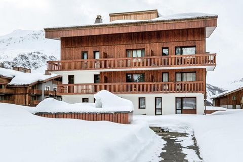 Gelegen in het gehucht Richardes, dichtbij de hoofdstraat, winkels en restaurants. De rode treinbushaltes liggen op ongeveer 100 meter afstand, het sneeuwfront ligt op ongeveer 600 meter afstand. Busvervoer heeft de voorkeur om toegang te krijgen tot...