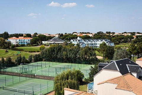 Résidence Port Bourgenay - maeva Home is located in Talmont-Saint-Hilaire in the Vendée region, just 9 km from Les Sables-d'Olonne. It is a real 90 hectare estate surrounded by a pine forest and directly overlooking a lake. The pedestrian residence i...