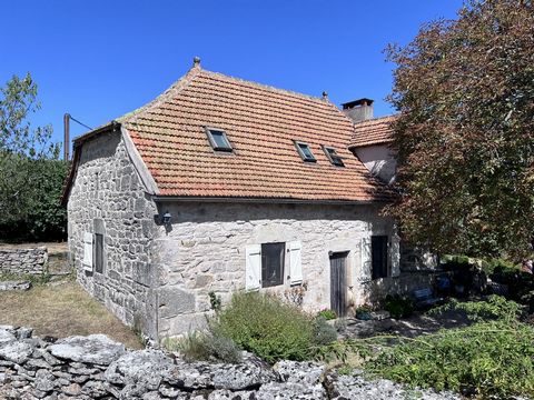 Typique enclos de caractère situé dans un village recherché du Causse à 30 Km de Figeac. La maison d'habitation date de la fin du XVIII ième siécle et a été rénovée dans les règles de l'art en conservant son cantou, son évier et son sol de pierres. T...