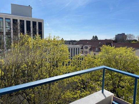 Lichtdurchflutete und voll ausgestattete Wohnung inmitten von Braunschweigs Innenstadt. Der Marktplatz und die Fußgängerzone mit allen Geschäften des täglichen Bedarfs, Cafes und Restaurants, Kinos sind fußläufig in 5 Minuten erreichbar. Die Wohnung ...