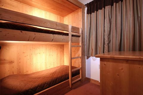 Niché au cœur des 2 Alpes, cet appartement 3 pièces accueille confortablement jusqu'à 6 personnes. L'unité comprend un salon chaleureux avec un canapé, une chambre avec un lit double et une deuxième chambre avec des lits superposés (4x1 personne). L'...