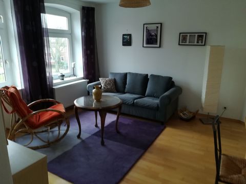 Helles, nett möbliertes Apartment mit WLAN im 2. Stock eines Altbaus von 1900 mit 2 Schlafzimmern (Dachschrägen), Wohnzimmer mit TV, Esstisch und Sofa, Küche mit allen notwendigen Utensilien und einem weiteren Esstisch für 4 Personen, 1 kleinen Arbei...