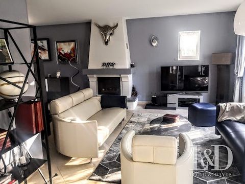 Découvrez cette magnifique maison située dans un quartier prisé de La Baule , alliant tranquillité et à proximité des commodités, à seulement quelques pas de la plage. Au rez-de-chaussée, vous serez charmé par un spacieux salon-séjour baigné de lumiè...