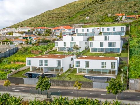 Ubicado en el vibrante y turístico distrito de São Martinho en Funchal, el desarrollo ofrece una combinación excepcional de lujo, comodidad y ubicación. El ambiente sereno, rodeado de hoteles, alojamientos y tiendas, garantiza que los residentes pued...